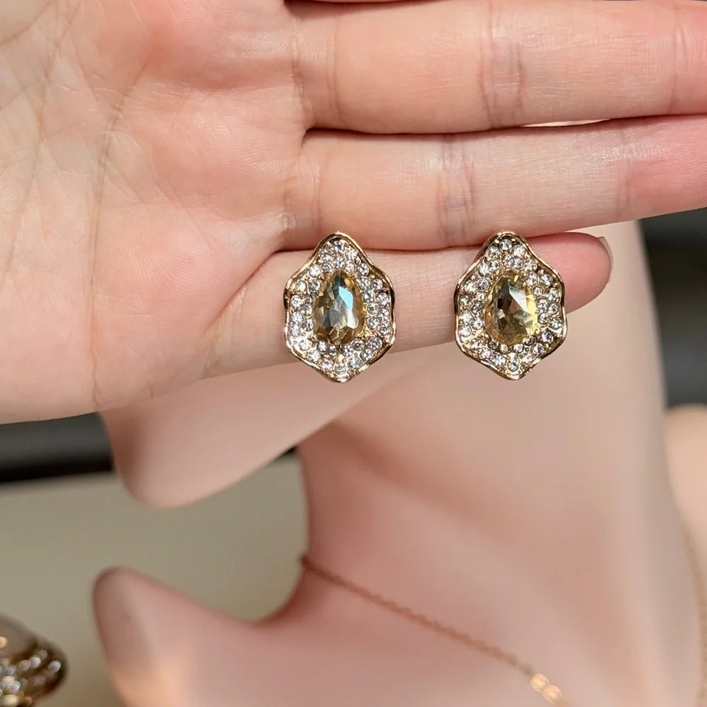 ⚜️ Elegant Gold and Silver Stud Earrings